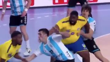 Así juega Mvumbi: el congoleño de 110 kilos que se ha hecho viral en el Mundial de Balonmano