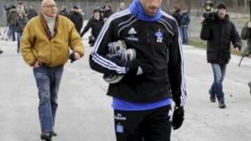 <b>PROFESIONAL. </b>Van Nistelrooy acudió puntual al entrenamiento del Hamburgo. El holandés fue el centro de atención de los medios que cubrieron la sesión.