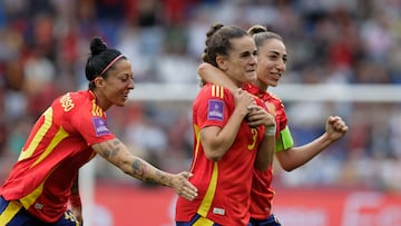 A CORUÑA, 16/07/2024.- La centrocampista de la selección española de fútbol Tere Abelleira (c) celebra con Olga Carmona (d) y Jennifer Hermoso tras marcar el segundo gol, durante el partido correspondiente a la última jornada de la clasificación para la Eurocopa 2025 que las selecciones de España y Bélgica han disputado este martes en el estadio de Riazor, en A Coruña. EFE/Cabalar
