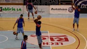 <b>NOVEDAD. </b>Los jugadores del Breogán calientan en la pista con la nueva línea de triples (la blanca).