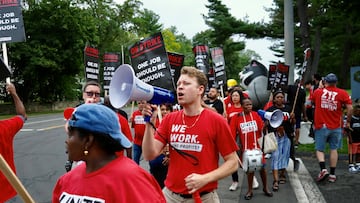 Thousands of hotel workers on strike for Labor Day