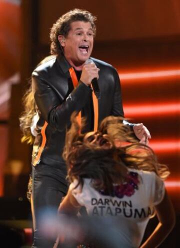 Carlos Vives recibió dos premios Latin Grammy por la canción 'La Bicicleta', que interpreta con Shakira. La ceremonia fue en la noche del jueves en el T-Mobile Arena de Las Vegas, allí el cantante samario homenajeó a los ciclistas colombianos.