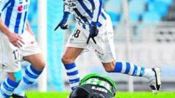 <b>ESTRENO. </b>Abreu, en una jugada del partido contra el Elche.