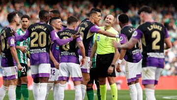 SEVILLA, 18/02/2023.- Los jugadores del Valladolid protestan al árbitro Mateu Lahoz durante el partido de la Jornada 22 de LaLiga que el Betis y el Valladolid juegan este sábado en el estadio Benito Villamarín de Sevilla. EFE/Julio Muñoz