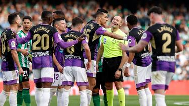 SEVILLA, 18/02/2023.- Los jugadores del Valladolid protestan al árbitro Mateu Lahoz durante el partido de la Jornada 22 de LaLiga que el Betis y el Valladolid juegan este sábado en el estadio Benito Villamarín de Sevilla. EFE/Julio Muñoz