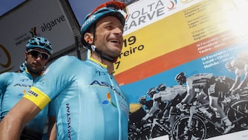 Michele Scarponi sonr&iacute;e antes de competir en la Volta al Algarve 2017 con el maillot del Astana.