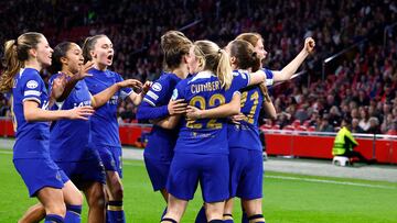 El Chelsea pone pie y medio en semis ante un Ajax con récord de asistencia en Países Bajos.