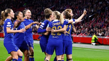 El Chelsea pone pie y medio en semis ante un Ajax con récord de asistencia en Países Bajos.