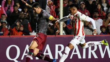 Brazil's Fluminense Nino (L) and Argentina's Union Santa Fe Jonatan Alvez vie for the ball during their Copa Sudamericana group stage football match, at the 15 de Abril stadium in Santa Fe, Argentina , on May 19, 2022. (Photo by Jose ALMEIDA / AFP)