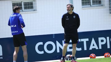 Vicente Moreno durante un entrenamiento en Tajonar.