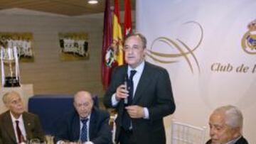 <b>CLUB DE LOS CIEN. </b>Florentino habló ante Di Stéfano y los socios más antiguos de la entidad.