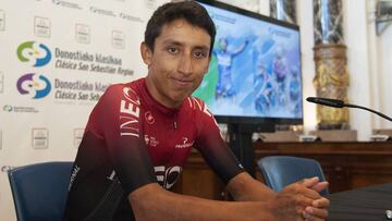 Egan Bernal atiende a los medios antes de la Clásica de San Sebastián de 2019.