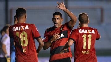 BAS306. BUENOS AIRES (ARGENTINA), 27/07/2017.- Jugadores de Sport Recife celebran un gol hoy, jueves 27 de julio de 2017, en un partido por la Copa Sudamericana entre Arsenal de Sarandi de Argentina y Sport Recife de Brasil, en el estadio Julio Humberto G