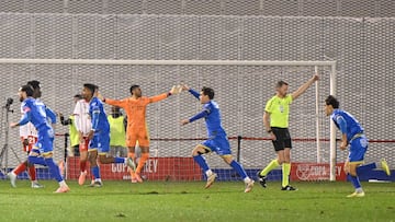 ORENSE, 03/12/2025.- Los jugadores del Ourense celebran el primer gol de su equipo durante el encuentro correspondiente a la segunda eliminatoria de la Copa del Rey que disputan hoy miércoles Ourense y Girona en el estadio O Couto de la capital gallega. EFE / Brais Lorenzo.