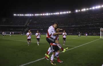 Los jugadores de River Plate celebran el 5-0.