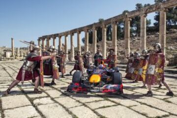 Exhibición del piloto Red Bull Pierre Gasly en las ruinas de Jerash, Jordania.