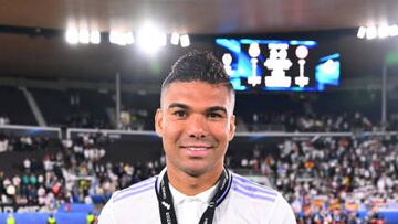 HELSINKI, FINLAND - AUGUST 10: Casemiro of Real Madrid poses for a photograph with the Playstation Player of the Match after the final whistle of the UEFA Super Cup Final 2022 between Real Madrid CF and Eintracht Frankfurt at Helsinki Olympic Stadium on August 10, 2022 in Helsinki, Finland. (Photo by Oliver Hardt - UEFA/UEFA via Getty Images)