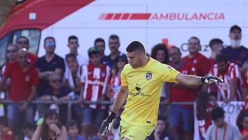 Grbic golpea el balón durante el encuentro ante el Numancia.