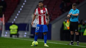 Oportunidad de mercado que aprovech¨® el Atl¨¦tico. Reinildo Mandava (Beira, Mozambique, 1994) terminaba contrato con el Lille en junio de 2022 y el club rojiblanco se lanz¨® a por su fichaje en enero. Por tres millones se adelant¨® al resto de pretendientes. O Rei era uno de los laterales izquierdos m¨¢s destacados de la Ligue 1 y Simeone le encontr¨® acomodo como central izquierdo, donde brill¨® hasta que una lesi¨®n de rodilla en febrero de 2023 trunc¨® su trayectoria.