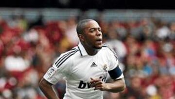 <b>QUIERE MÁS. </b>Los 6 millones que le da el Chelsea tientan a Robinho.