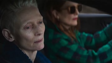 Tilda Swinton y Julianne Moore en una escena de La habitación de al lado.