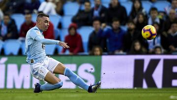 VIGO, SPAIN - OCTOBER 27:  Iago Aspas of Celta de Vigo shots on goal and scores his second goal during the La Liga match between RC Celta de Vigo and SD Eibar at Abanca-Balaidos Stadium on October 27, 2018 in Vigo, Spain  (Photo by Quality Sport Images/Ge