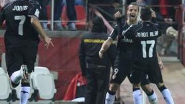 <b>CELEBRACIÓN. </b>Jordi Alba acude a abrazar a Soldado después del 0-1 mientras Jonas, asistente, llega a abrazarlo.