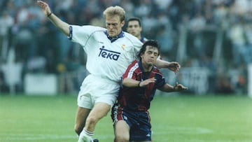 Robert Prosinecki, durante un partido ante el Barcelona con la camiseta del Real Madrid.