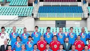 <b>FOTO DE FAMILIA. </b>Arriba, de izquierda a derecha: Ustari, Kepa, Celestini, Adrián, Pedro León, Soldado, Pedro Ríos, Cata Díaz, Miguel Torres, Manu del Moral, Rafa y Codina; En medio: Jesús Mantilla (delegado), Cortés, Belenguer, Arévalo (preparador de porteros), Míchel (entrenador), Ángel Torres (presidente), Esnáider (segundo entrenador), Vallejo (preparador físico), Casquero, Boateng y Ana de la Torre (doctora); abajo: Pedro Rodríguez (fisio), Signorino, Contra, Albín, Mané, Mario, Gavilán, Parejo, Licht y Javi Cabeza (utillero).