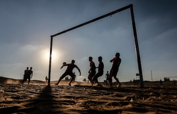 Siluetas de palestinos compiten en un torneo organizado para visibilizar las acciones israeles contra los palestinos en la frontera entre Gaza e Israel, en el este de Rafah, Gaza.