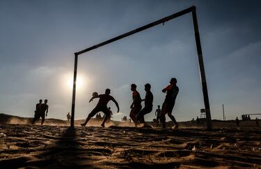 Siluetas de palestinos compiten en un torneo organizado para visibilizar las acciones israelíes contra los palestinos en la frontera entre Gaza e Israel, en el este de Rafah, Gaza.