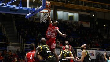 Maurice Kemp realiza un mate durante el Montakit Fuenlabrada-AEK Atenas.