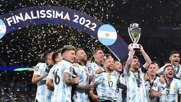 London (United Kingdom), 01/06/2022.- Lionel Messi (C) of Argentina lifts the trophy after the Finalissima Conmebol - UEFA Cup of Champions soccer match between Italy and Argentina at Wembley in London, Britain, 01 June 2022. (Italia, Reino Unido, Londres) EFE/EPA/ANDY RAIN