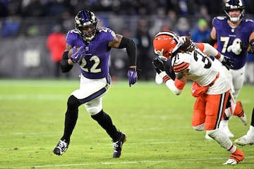 BALTIMORE, MARYLAND - JANUARY 04: Derrick Henry #22 of the Baltimore Ravens runs the ball while defended by Mike Ford Jr. #31 of the Cleveland Browns during the third quarter at M&T Bank Stadium on January 04, 2025 in Baltimore, Maryland.   Greg Fiume/Getty Images/AFP (Photo by Greg Fiume / GETTY IMAGES NORTH AMERICA / Getty Images via AFP)