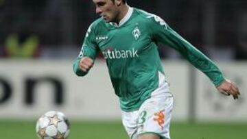 <b>EN BREMEN. </b>Tosic persigue un balón durante uno de sus encuentros con el Werder alemán.