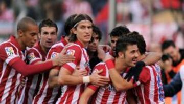 Los jugadores del Atlético se abrazan tras un gol del equipo madrileño.