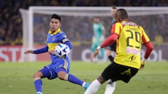 AME2307. BUENOS AIRES (ARGENTINA), 18/04/2023.- Guillermo Fernández (i) de Boca disputa un balón con Ángelo Rodríguez de Pereira hoy, en un partido de la fase de grupos de la Copa Libertadores entre Boca Juniors y Deportivo Pereira en el estadio La Bombonera en Buenos Aires (Argentina). EFE/Juan Ignacio Roncoroni
