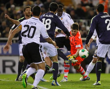 Arbeloa vuelve a Mestalla: del pique con Villa a aquella patada a Iker Casillas 