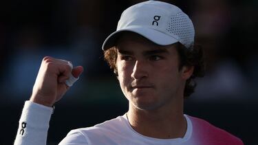 Brazil's Joao Fonseca reacts after a point against Italy's Lorenzo Sonego during their men's singles match on day five of the Australian Open tennis tournament in Melbourne on January 16, 2025. (Photo by Martin KEEP / AFP) / -- IMAGE RESTRICTED TO EDITORIAL USE - STRICTLY NO COMMERCIAL USE --