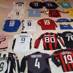 Salas en la Juve: jugador paraguayo remata historicas camisetas por el Covid-19