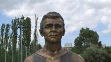 El Vasas inauguró en Hungría el primer busto de Kubala
