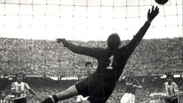 Conocido como ‘La araña negra’, Lev Yashin es considerado el mejor portero de la historia. Nació el 22 de octubre de 1929 en Moscú. Jugó para el Dinamo de Moscú y participó en cuatro Mundiales (Suecia 58, Chile 62, Inglaterra 66 y México 70).