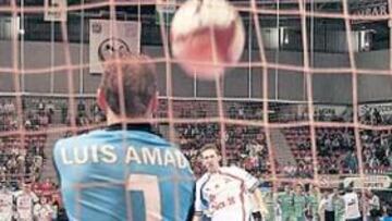 <b>GOLES DECISIVOS. </b>Alemao marcó su lanzamiento en la tanda de penaltis. Luis Amado no pudo con él.