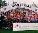 Rubiales entrega la Copa al Atlético de Madrid femenino