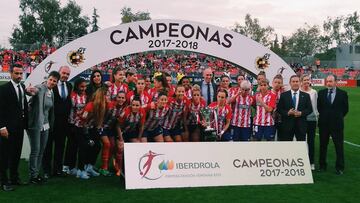 Rubiales entrega la Copa al Atlético de Madrid femenino