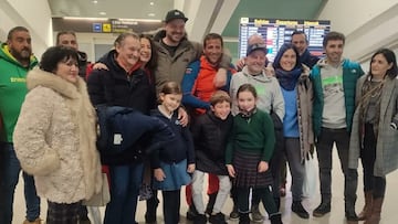 Álex Txikon en el aeropuerto de Loiu