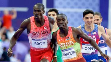 Saint-denis (France), 10/08/2024.- Emmanuel Wanyonyi of Kenya beats Marco Arop of Canada to the second place to win the Men 800 final of the Athletics competitions in the Paris 2024 Olympic Games, at the Stade de France stadium in Saint Denis, France, 10 August 2024. (Francia, Kenia) EFE/EPA/FRANCK ROBICHON
