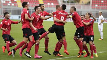 Los jugadores albaneses celebran el 2-1.