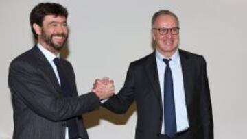 El director general del Bayern, Karl Heinz Rummenigge (d) saluda a Andrea Agnelli, presidente de la Juventus.