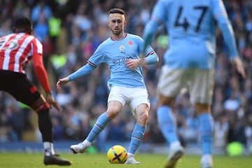 El central español del Manchester City se ha golpeado la cabeza con el codo del jugador del Brentford FC Ethan Rupert Pinnock. Al de Agen ha sido atendido sobre el terreno de juego durante cuatro minutos ya que la hemorragia no cesaba. Le han tenido que vendar la cabeza. 